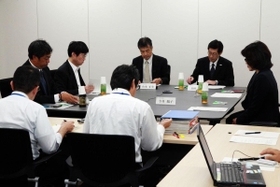 東須磨小学校の教員間暴行・暴言問題について話し合われた神戸市教育委員会会議＝２４日午前、同市中央区東川崎町１