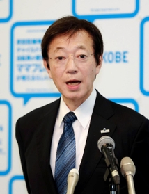 教育委員会の組織改革などに対する支援策を説明する久元喜造市長＝神戸市役所（撮影・斉藤雅志）