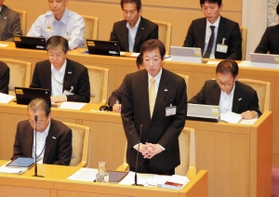 条例改正案について答弁する久元喜造市長＝２８日午前、神戸市会本会議場（撮影・後藤亮平）