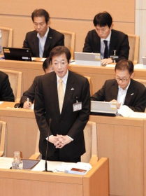 条例改正案について答弁する久元喜造市長＝２８日午前、神戸市会本会議場（撮影・後藤亮平）