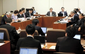 条例改正案について議論する市議ら＝２８日午後、神戸市役所