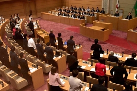 加害教員の給与差し止めを可能にする条例改正案を賛成多数で可決する神戸市会＝２９日午前、神戸市中央区（撮影・秋山亮太）