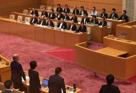 加害教員の給与差し止めを可能にする条例改正案に関し、賛成多数で可決する市会議員を見つめる久元喜造市長（前列右）ら＝２９日午前、神戸市中央区（撮影・秋山亮太）