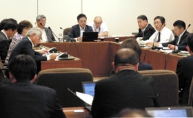 神戸市会総務財政常任委員会で条例改正案を審議する委員ら＝２８日午後、神戸市役所