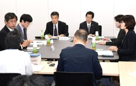 東須磨小の教員間暴行を受け、開かれた神戸市教育委員会の臨時会議。長田淳教育長（右から３人目）らが話し合った＝３１日午前、神戸市中央区東川崎町１（撮影・後藤亮平）