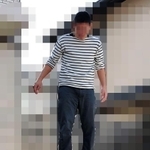 男性教員が所有する車の上に乗る加害側の教員（提供写真、画像の一部を加工しています）