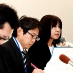 教員間の暴行・暴言問題について会見で説明する仁王美貴校長（右）と神戸市教育委員会の担当者＝９日午後、神戸市役所（撮影・斎藤雅志）