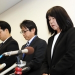 教諭間の暴行・暴言問題について会見する神戸市立東須磨小学校の仁王美貴校長（右）ら＝９日午後、神戸市役所（撮影・斎藤雅志）