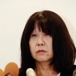 教諭間の暴行・暴言問題について会見する神戸市立東須磨小学校の校長＝９日午後、神戸市役所（撮影・斎藤雅志）