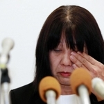 教諭間の暴行・暴言問題についての会見中、涙をぬぐう神戸市立東須磨小学校の校長（右）ら＝９日午後、神戸市役所（撮影・斎藤雅志）