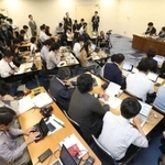 大勢の報道陣を前に会見する神戸市立東須磨小学校の仁王美貴校長（右奥）ら＝９日午後、神戸市役所（撮影・大森　武）