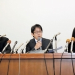 男性教諭への暴言・暴行問題について会見する神戸市立東須磨小学校の仁王美貴校長（右）と市教委の担当者＝９日午後、神戸市役所（撮影・斎藤雅志）