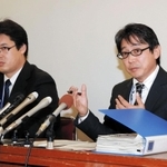 会見で謝罪する神戸市教育委員会総務部の高西宏和服務担当課長（右）と藤井秀典人事担当課長＝４日午後、同市役所（撮影・鈴木雅之）