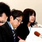 教員間の暴行・暴言問題について会見で説明する仁王美貴校長（右）と神戸市教育委員会の担当者＝９日午後、神戸市役所（撮影・斎藤雅志）