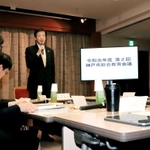 東須磨小学校の教員間暴行・暴言問題などについて議論する久元喜造神戸市長（左から３人目）や長田淳教育長（右）ら＝１７日午前、神戸市役所（撮影・大山伸一郎）