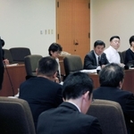 教員間暴行・暴言問題について委員から質問が相次いだ市会文教こども委員会＝１７日午後、神戸市役所