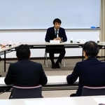 教員間の暴行・暴言問題に関する調査委員会の初会合に臨む弁護士ら＝１８日午前、神戸市中央区八幡通４（撮影・鈴木雅之）