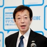 教育委員会の組織改革などに対する支援策を説明する久元喜造市長＝神戸市役所（撮影・斉藤雅志）