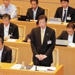 条例改正案について答弁する久元喜造市長＝２８日午前、神戸市会本会議場（撮影・後藤亮平）