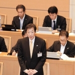 条例改正案について答弁する久元喜造市長＝２８日午前、神戸市会本会議場（撮影・後藤亮平）