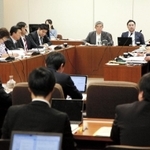 条例改正案について議論する市議ら＝２８日午後、神戸市役所