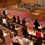 加害教員の給与差し止めを可能にする条例改正案を賛成多数で可決する神戸市会＝２９日午前、神戸市中央区（撮影・秋山亮太）