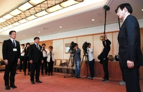 新ポストに就いた課長２人に訓示する久元喜造市長（右）＝１日午後、神戸市役所