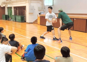 西宮ストークスが小学生を対象に西宮市立中央体育館で開いたバスケットボール教室＝今年７月、西宮市河原町（（Ｃ）ＮＩＳＨＩＮＯＭＩＹＡ　ＳＴＯＲＫＳ）