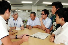 職員室に立ったまま打ち合わせできるスペースを新設。ベテランも若手も指導方針を共有する＝伊丹市池尻７、阪神昆陽高校