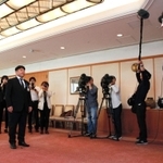 新ポストに就いた課長２人に訓示する久元喜造市長（右）＝１日午後、神戸市役所