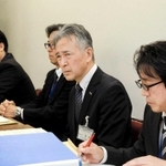 分限休職処分について会見で説明する神戸市教育委員会の幹部ら＝３１日午後、神戸市役所