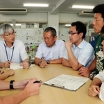 職員室に立ったまま打ち合わせできるスペースを新設。ベテランも若手も指導方針を共有する＝伊丹市池尻７、阪神昆陽高校