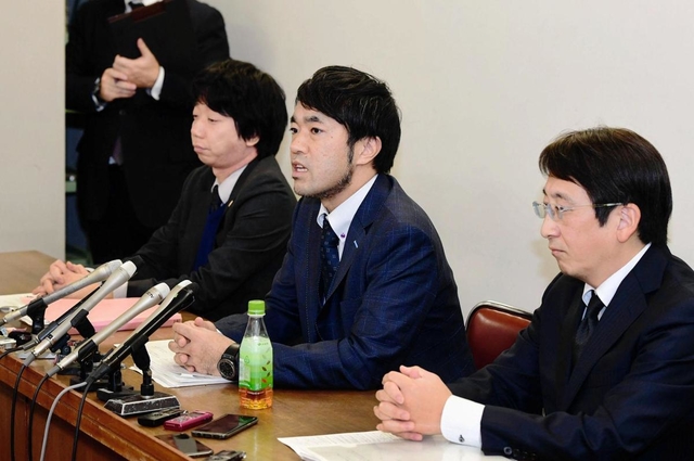 調査の進行状況を説明する委員長の渡辺徹弁護士（中央）ら＝２０日午後、神戸市役所（撮影・中西幸大）