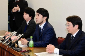 調査の進行状況を説明する委員長の渡辺徹弁護士（中央）ら＝２０日午後、神戸市役所（撮影・中西幸大）