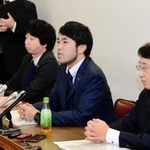 調査の進行状況を説明する委員長の渡辺徹弁護士（中央）ら＝２０日午後、神戸市役所（撮影・中西幸大）