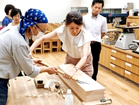 竹中工務店の研修でかんな削りを体験する教員ら＝神戸市中央区（経済広報センター提供。画像の一部を加工しています）