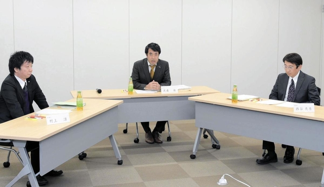 東須磨小問題で、神戸市教委に報告する前に報告書の最終確認をする調査委員会のメンバー＝２１日午後、神戸市中央区東川崎町１（撮影・後藤亮平）