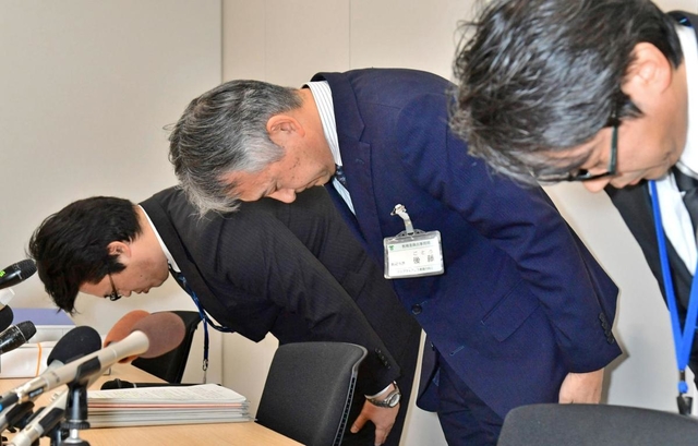調査報告書の提出を受け、会見で謝罪する神戸市教育委員会の後藤徹也教育次長（中央）ら＝２１日午後、神戸市中央区東川崎町１、市教育委員会事務局（撮影・秋山亮太）