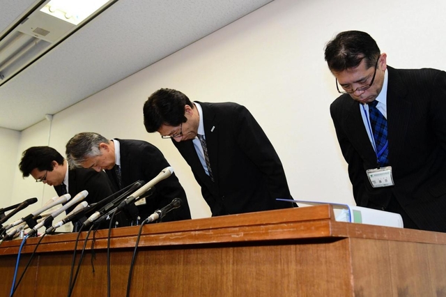 会見で謝罪する長田淳教育長（右から２人目）、後藤徹也教育次長（左から２人目）ら＝２８日午後、神戸市中央区加納町６、神戸市役所（撮影・中西幸大）