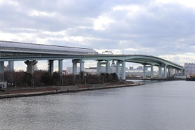 神戸市教委の男性係長が飛び降りた東灘芦屋大橋＝９日午後、芦屋市陽光町