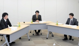 東須磨小問題で、神戸市教委に報告する前に報告書の最終確認をする調査委員会のメンバー＝２１日午後、神戸市中央区東川崎町１（撮影・後藤亮平）