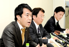 認定したハラスメント行為について説明する調査委員会の渡辺徹委員長（左）＝２１日午後、神戸市中央区東川崎町１（撮影・後藤亮平）
