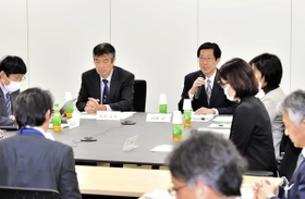 加害教員らへの処分について話し合う神戸市教育委員ら＝２８日午前、神戸市中央区東川崎町１（撮影・中西幸大）