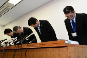 会見で謝罪する長田淳教育長（右から２人目）、後藤徹也教育次長（左から２人目）ら＝２８日午後、神戸市中央区加納町６、神戸市役所（撮影・中西幸大）