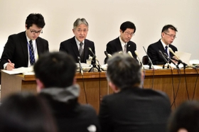 加害教員の処分内容を説明する後藤徹也教育次長（左から２人目）と長田淳教育長（右から２人目）ら＝２８日午後、神戸市中央区加納町６、神戸市役所（撮影・中西幸大）
