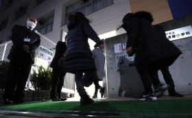 説明会に参加するため、東須磨小学校に入る保護者ら＝２８日午後、神戸市須磨区堀池町１（撮影・辰巳直之）