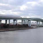 神戸市教委の男性係長が飛び降りた東灘芦屋大橋＝９日午後、芦屋市陽光町