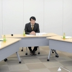 東須磨小問題で、神戸市教委に報告する前に報告書の最終確認をする調査委員会のメンバー＝２１日午後、神戸市中央区東川崎町１（撮影・後藤亮平）