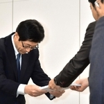 調査委員会の報告書を受け取る長田淳教育長（左）＝２１日午後、神戸市中央区東川崎町１、市教育委員会事務局（撮影・秋山亮太）