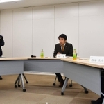 委員長ら３人が出席した外部調査委員会＝２１日午後、神戸市中央区東川崎町１、神戸市教育委員会事務局（撮影・秋山亮太）